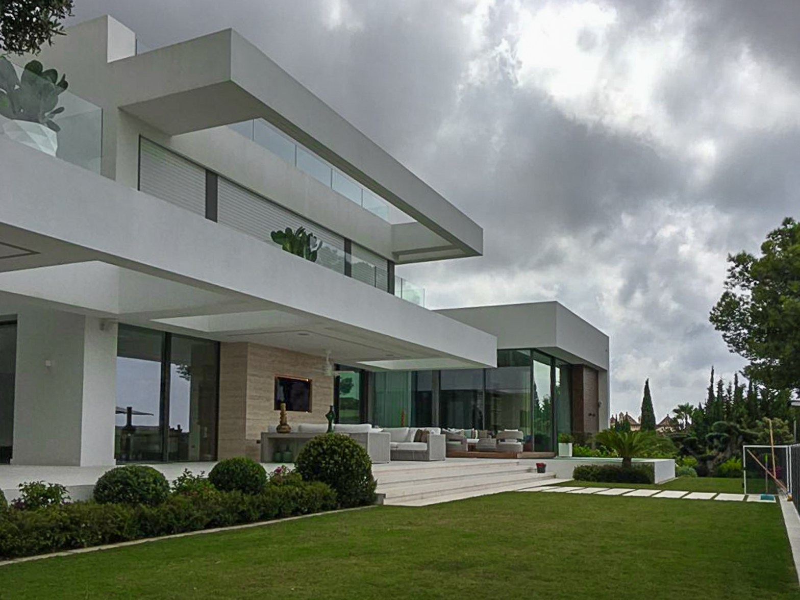 mansion villa marbella benahavis mantenimiento de jardines, garden maintenance, swimming pool maintenance, mantenimiento de piscinas y jardines. Property marbella benahavis